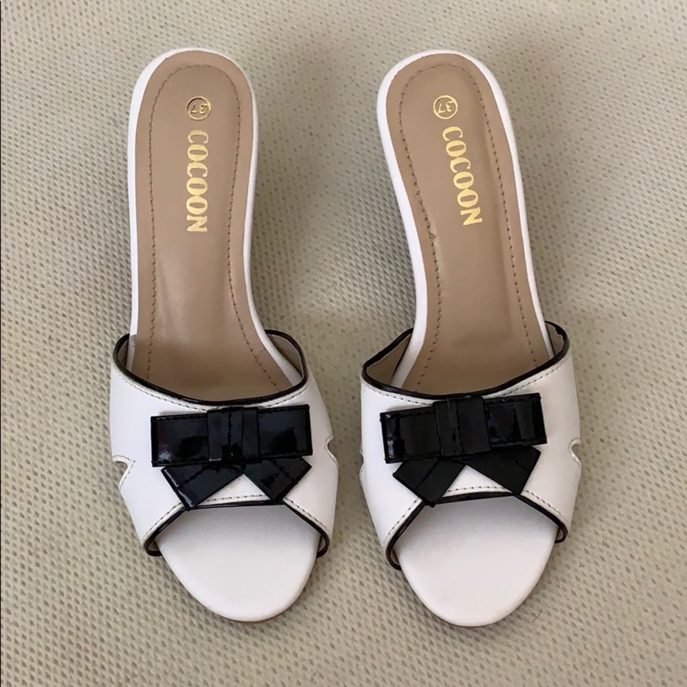 2.5 inch black & white heel